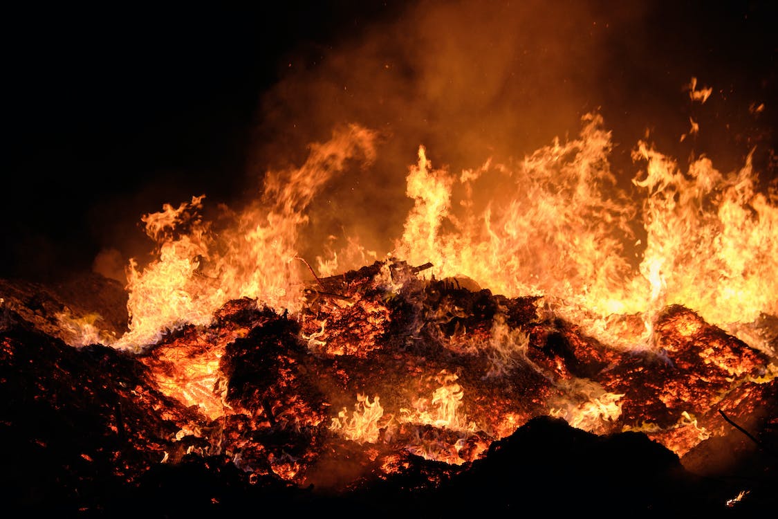 Incendi in tutta la Sicilia, abitazioni avvolte dalle fiamme in diverse province