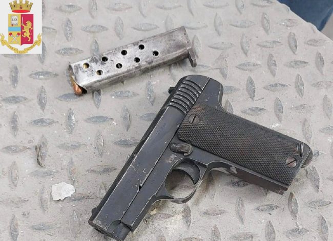 Deteneva armi in casa, all’arrivo della polizia confessa tutto: arrestato 53enne ad Acireale