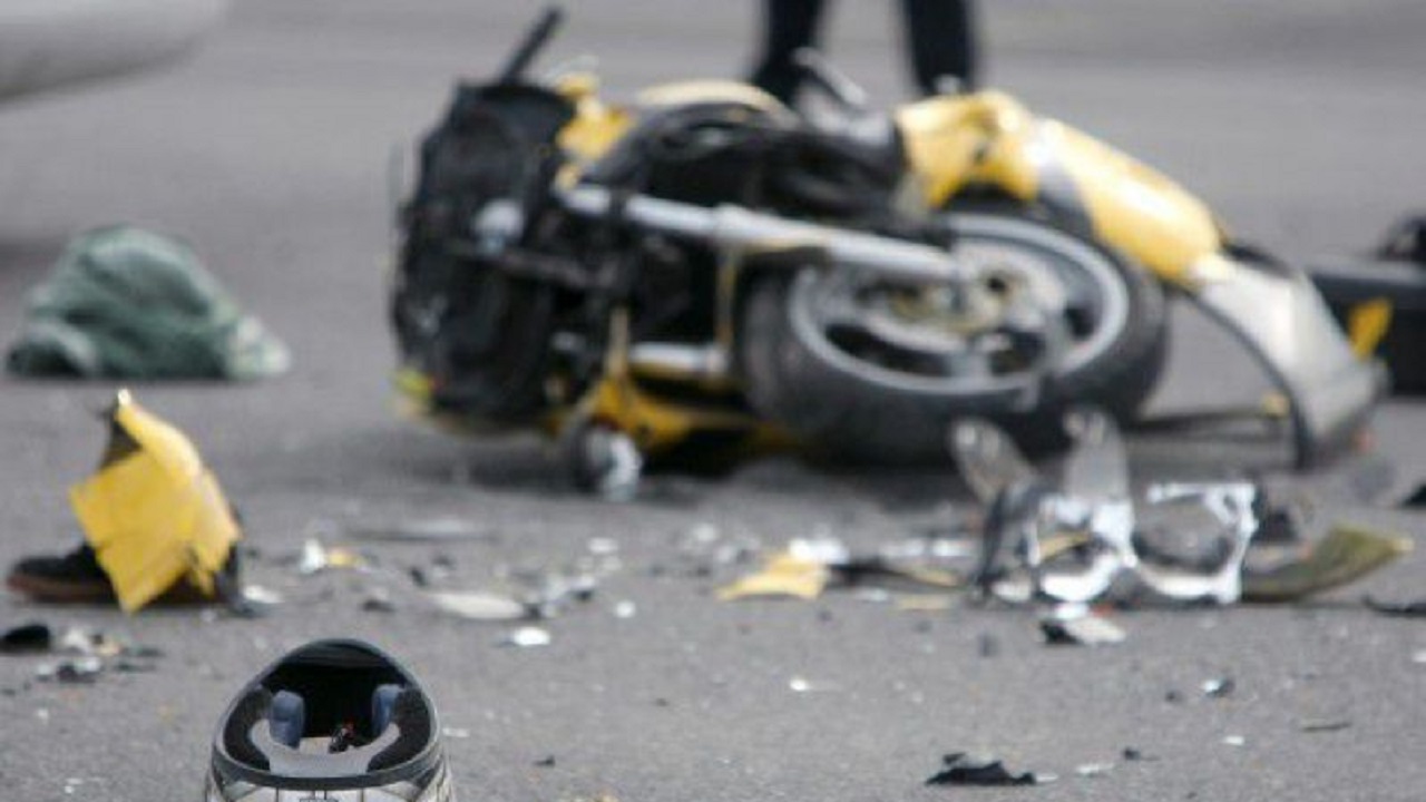 Scontro fatale tra moto e trattore: morto centauro