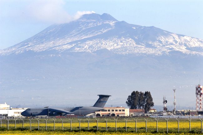 Incendio aeroporto di Catania, arriva l’ok del ministro Crosetto all’utilizzo di Sigonella