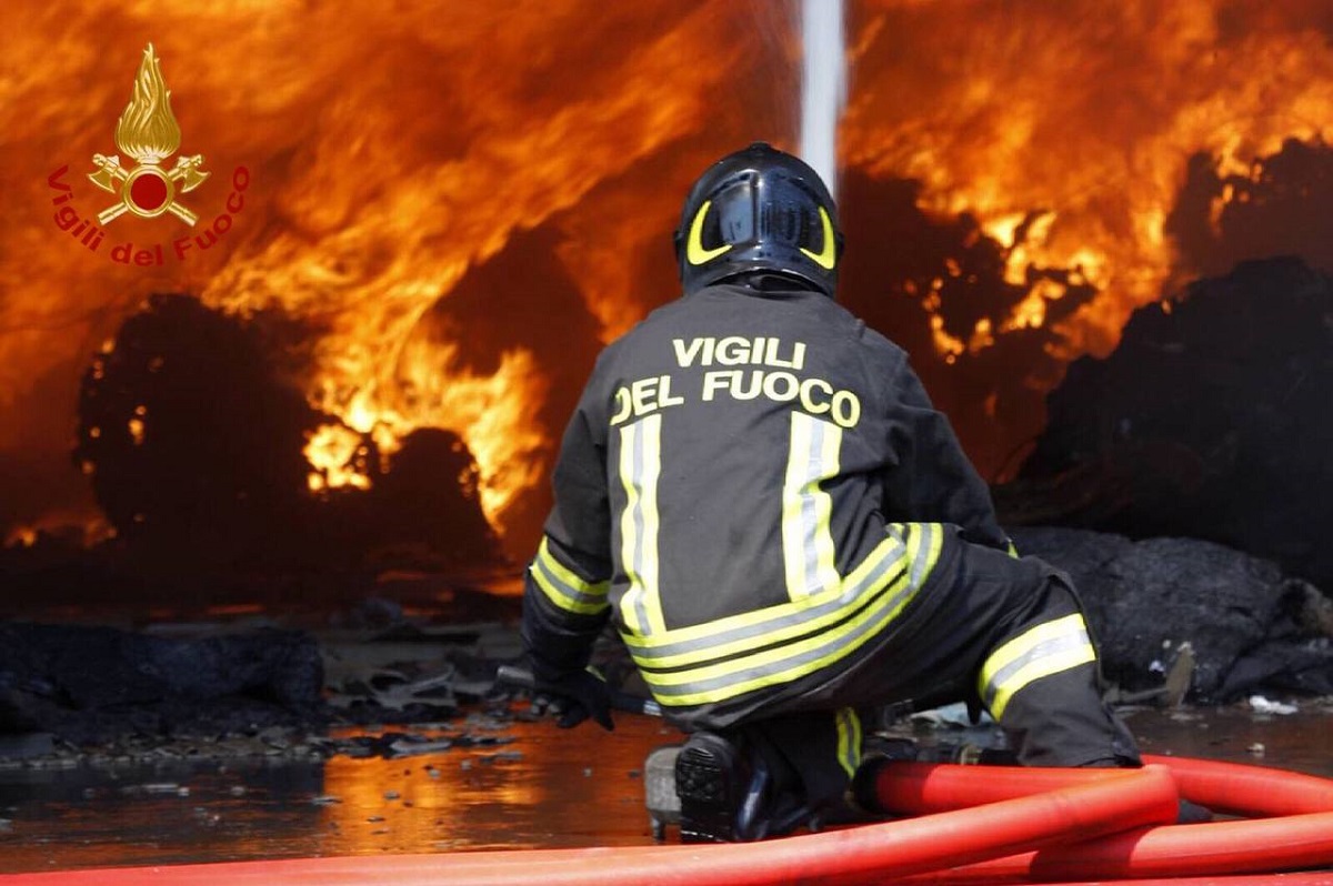Uliveti, pescheti e serre ridotti in cenere: incendio devasta 15 ettari di terreno nell’Agrigentino