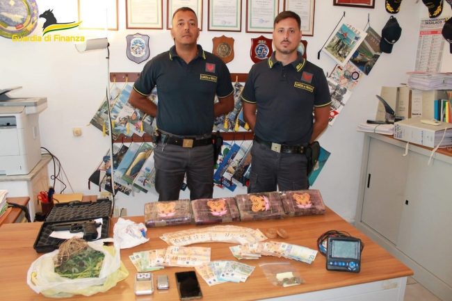 Sequestrati quattro chili di cocaina, era nascosta anche nei barattoli di patatine