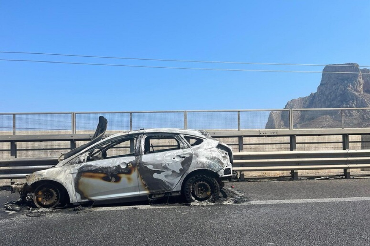 Auto in fiamme sulla A29, riapre l’autostrada