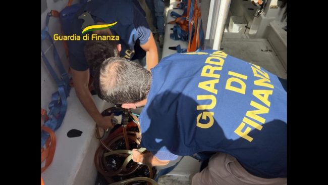 Sorpresi a rubare olio dal motore di una motonave sequestrata