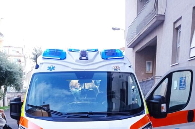 Tragedia ad Alcamo, cade dal balcone mentre ripara condizionatore: fatale lo schianto al suolo