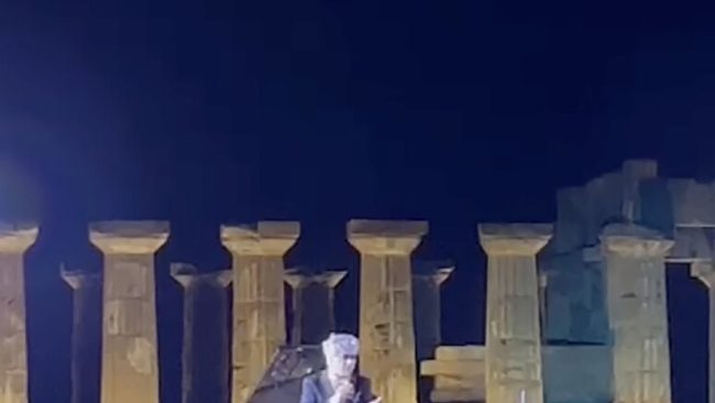 “Sei fuori tema” urlano dal pubblico e si scatena l’ira di Morgan: “Perle ai porci, siete stupidi”