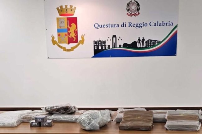 Viaggiava verso la Sicilia con 65 chili di hashish: fermato all’imbarco per Messina