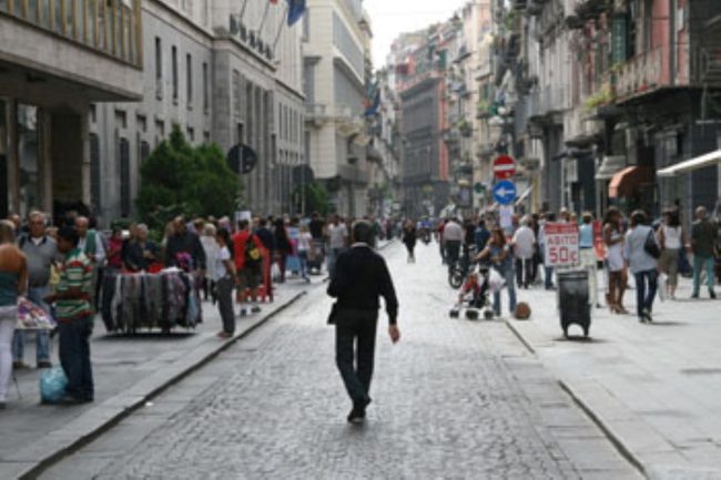 Bimbo siciliano accusa un malore a Napoli, salvato da un passante e dai vigili urbani