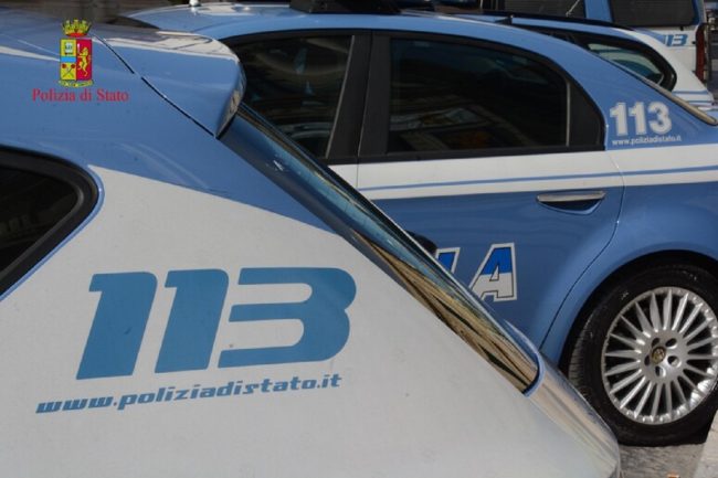 Minaccia automobilista per farsi pagare, ma era un poliziotto: arrestato parcheggiatore abusivo