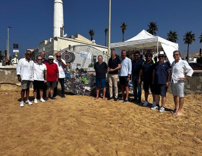 Meno plastica sulle spiagge, consegnato dal Rotary di Comiso il Big Flavofish