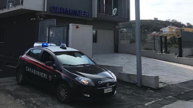 Minaccia la nonna col coltello per farsi consegnare del denaro: arrestato 26enne