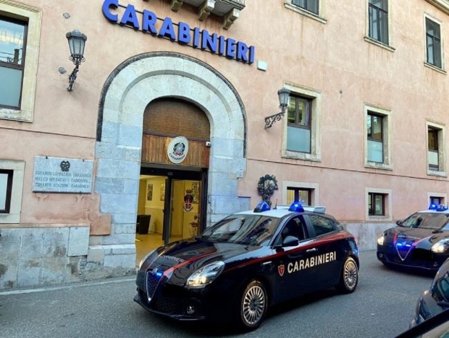 Sequestrati coltelli, strumenti atti allo scasso e oltre 30 kg di prodotti alimentari privi di tracciabilità