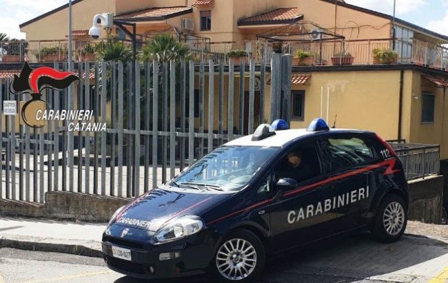Distrugge la casa per un eccesso d’ira e dà la colpa al nipotino: “Gioca a pallone in casa”