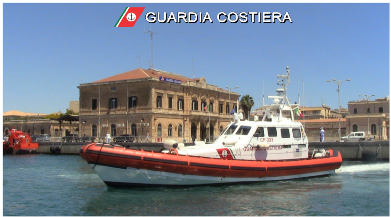 Siracusa, barca a ridosso degli scogli per avaria al motore e condizioni meteo avverse