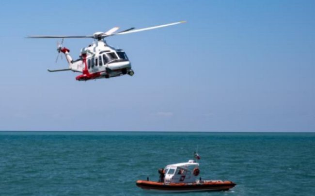 Turista salva due bambini in difficoltà in mare aperto: soccorse altre 8 persone