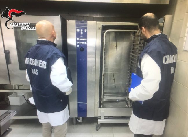 Residui, rifiuti e sporco ovunque: chiuso ristorante a Noto