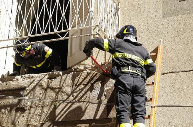 Crolla balcone sul quale lavoravano due muratori: i lavori non erano autorizzati