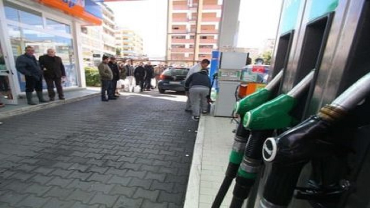 Doppio prezzo nei distributori di benzina: la novità da oggi in Italia