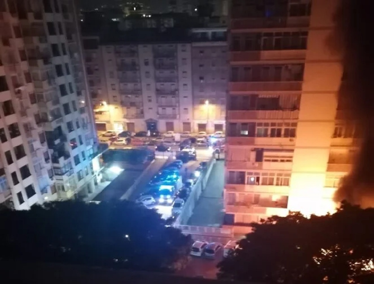 Palermo, paura in un residence per un incendio: gente in strada, mezzi di trasporto a fuoco
