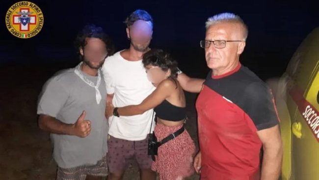 Escursionisti assediati da branco di cinghiali alla Riserva dello Zingaro