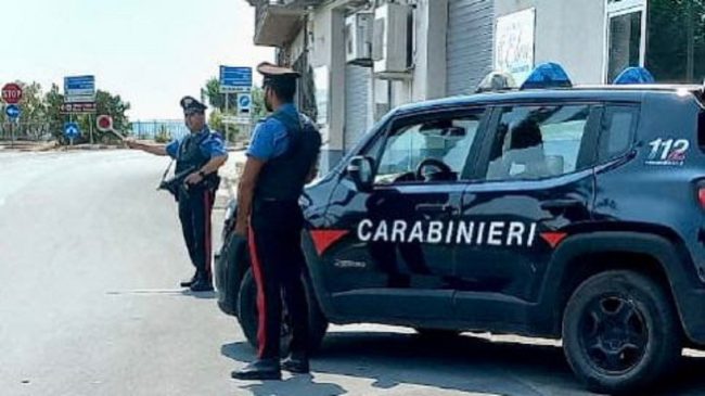 Automobilista con patente sospesa non si ferma all’Alt e si dà alla fuga: poi minaccia i militari