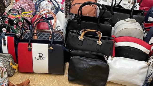 Lungomare di Gela, sequestrati 300 capi contraffatti