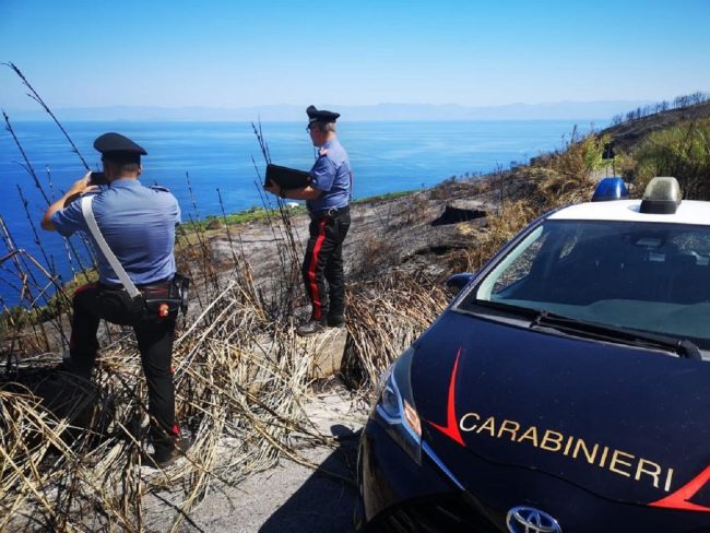 Incendio sull’Isola di Vulcano, i responsabili sarebbero due turisti