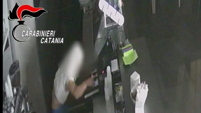 Rubava l’incasso e fuggiva coprendosi il volto con la t-shirt: un loop interrotto