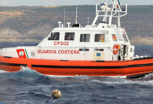 Catamarano allagato rischia di affondare, salvati nove turisti a Lipari