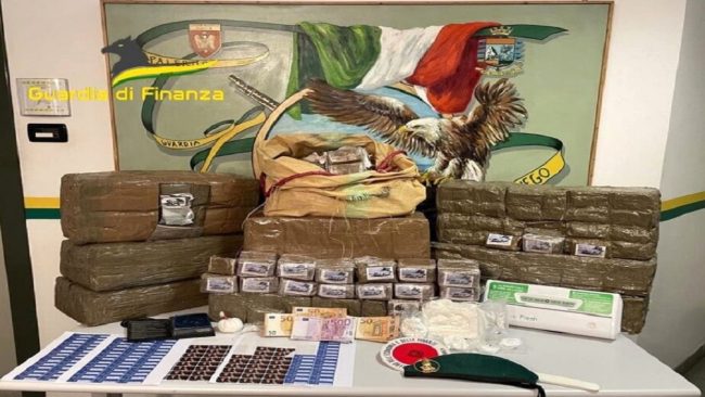 Blitz antidroga a Palermo, incastrato pusher con 144 kg di hashish e cocaina