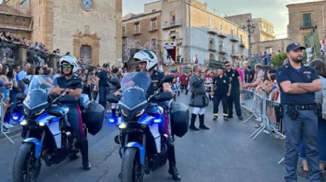 Picchiati 2 poliziotti al Palio dei Normanni: fermato aggressore