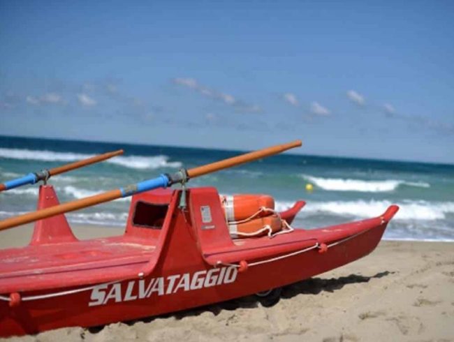 Muore in mare a pochi metri dalla riva, annegato bagnante