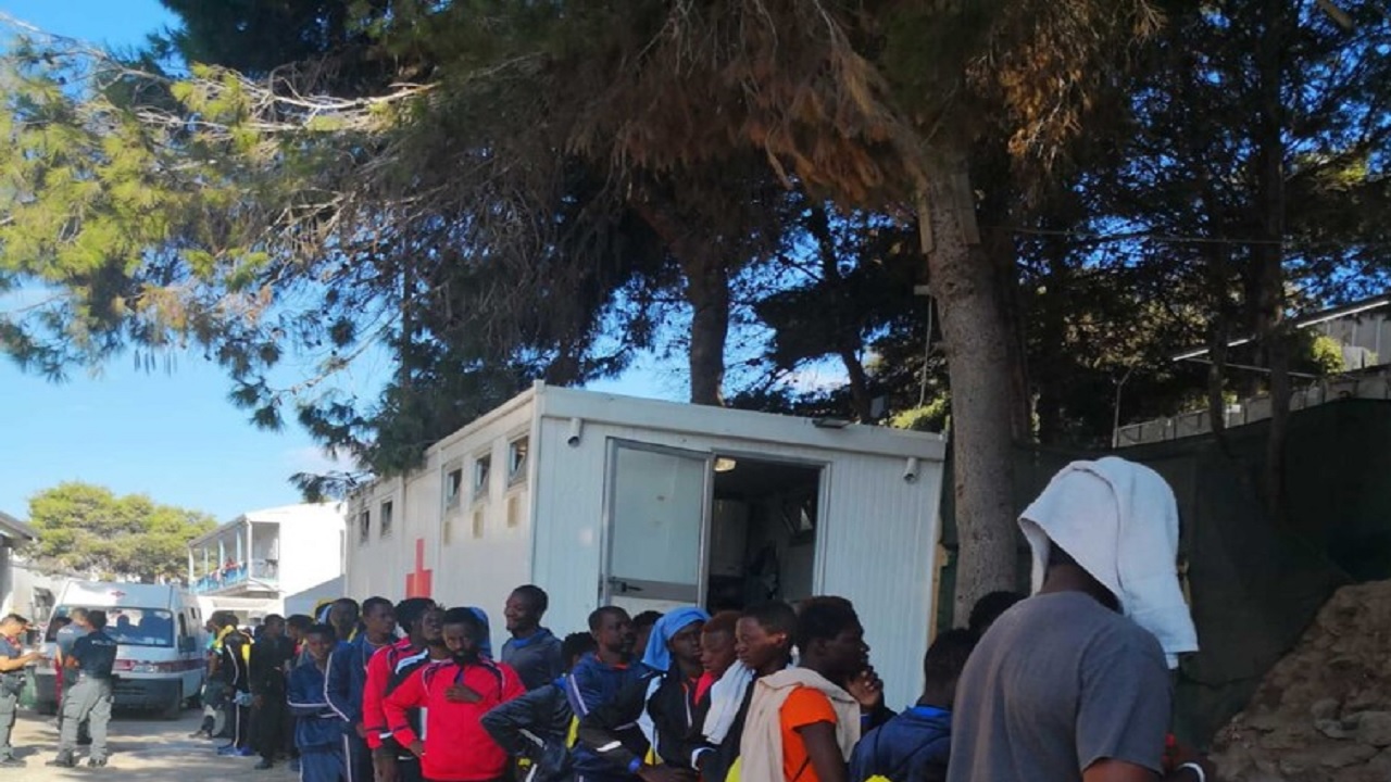Migranti in attesa di trasferimento a Porto Empedocle, autobus mancanti