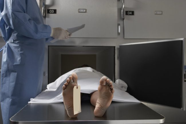 Donna morta in ospedale dopo presunti ritardi: due medici indagati, salma riesumata