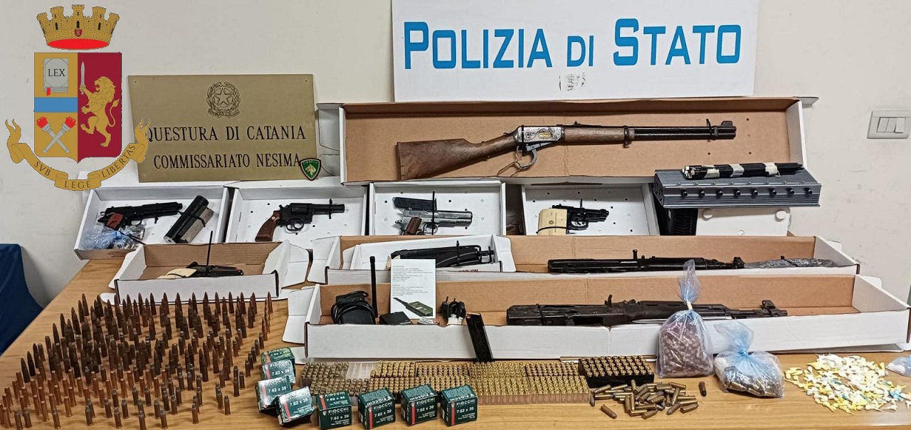 Catania, arsenale di armi in casa e oltre 200 involucri di droga