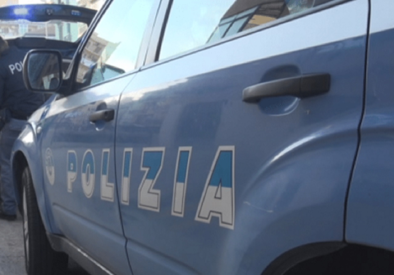 Tenta di lanciarsi dal balcone, i poliziotti salvano una bambina a Milazzo