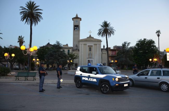 Violenta rissa a Vittoria, colpito anche un poliziotto: volano pugni, calci e pietre