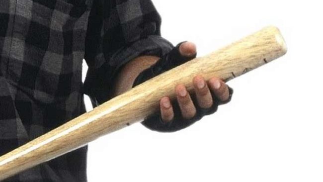 Furiosa lite tra fidanzati, lui la colpisce con mazza da baseball