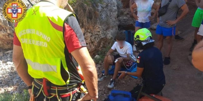 Si tuffa a mare ma sbatte la testa sugli scogli, 13enne in ospedale