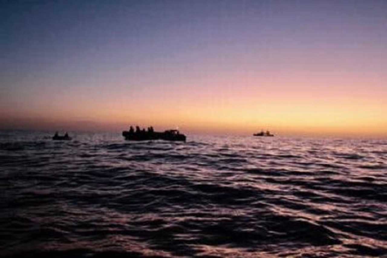 Barchino con migranti si ribalta nelle acque di Lampedusa, muore un neonato di 5 mesi