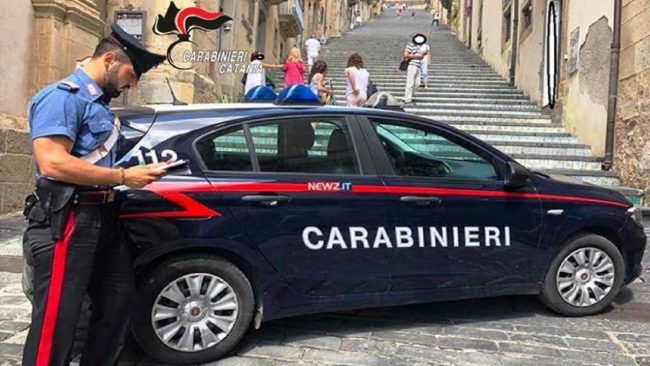 Evade dai domiciliari e scippa un’anziana donna a Caltagirone