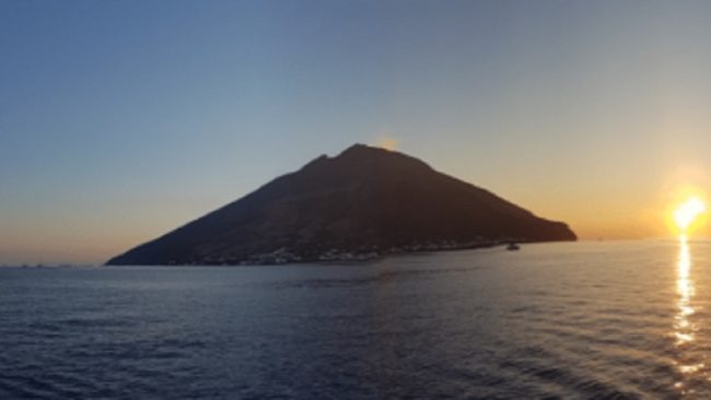 Stromboli, nuovo flusso lavico sulla parte alta della Sciara del Fuoco