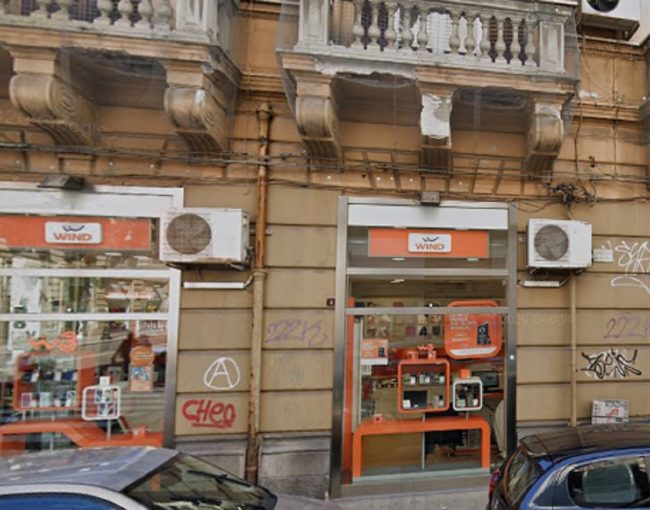 Usano un’auto come ariete per sfondare le vetrina di un negozio di telefonia