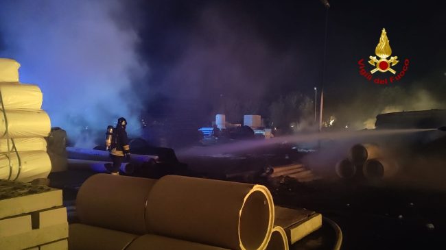Incendio, fumo e fiamme: cosa sta accadendo nei pressi dell’aeroporto di Catania