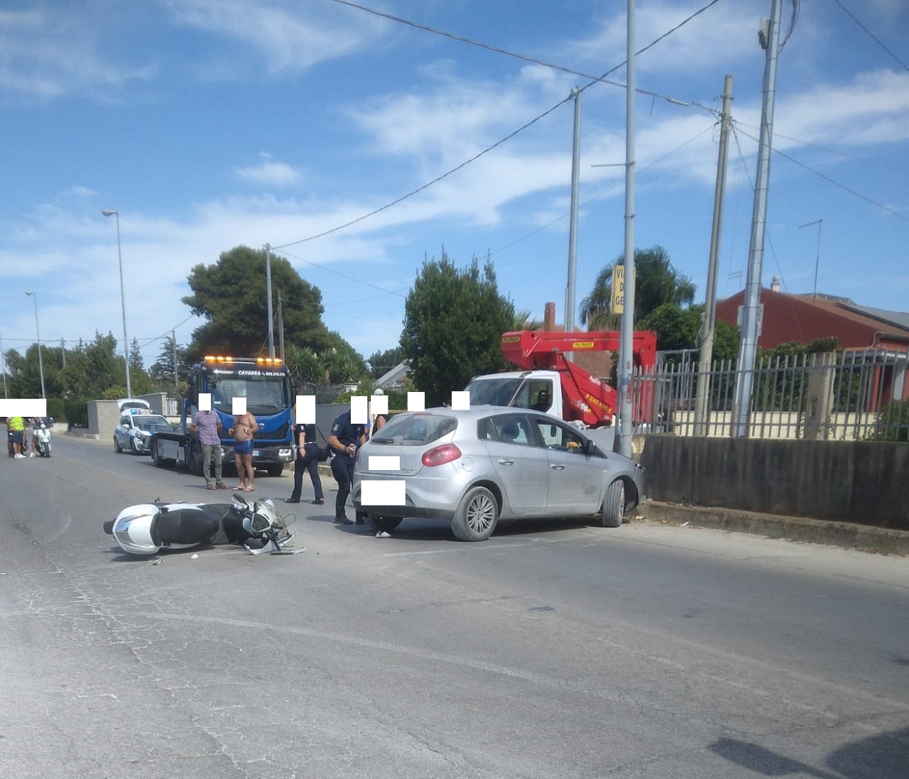 Incidente stradale a Vittoria, scooter contro auto: un ferito