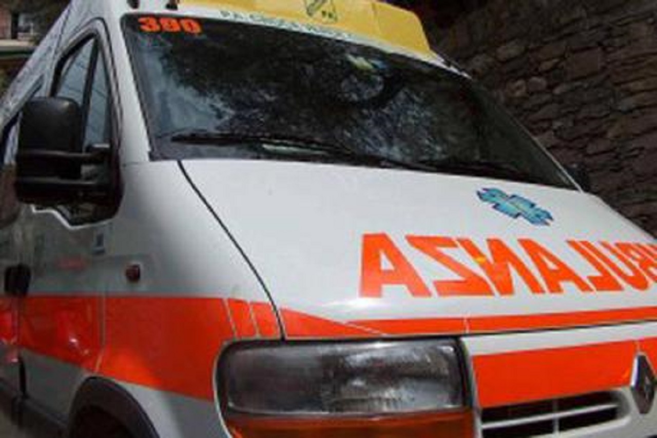 Scontro frontale tra due auto nel Messinese: 3 feriti, grave un giovane