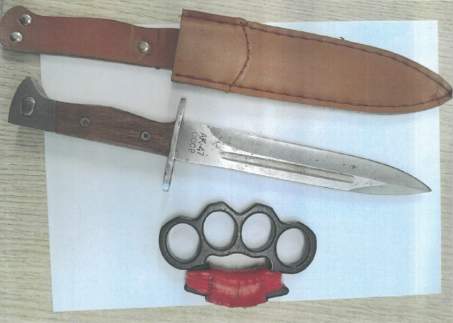 In aeroporto con un tirapugni e un coltello: indagato 18enne