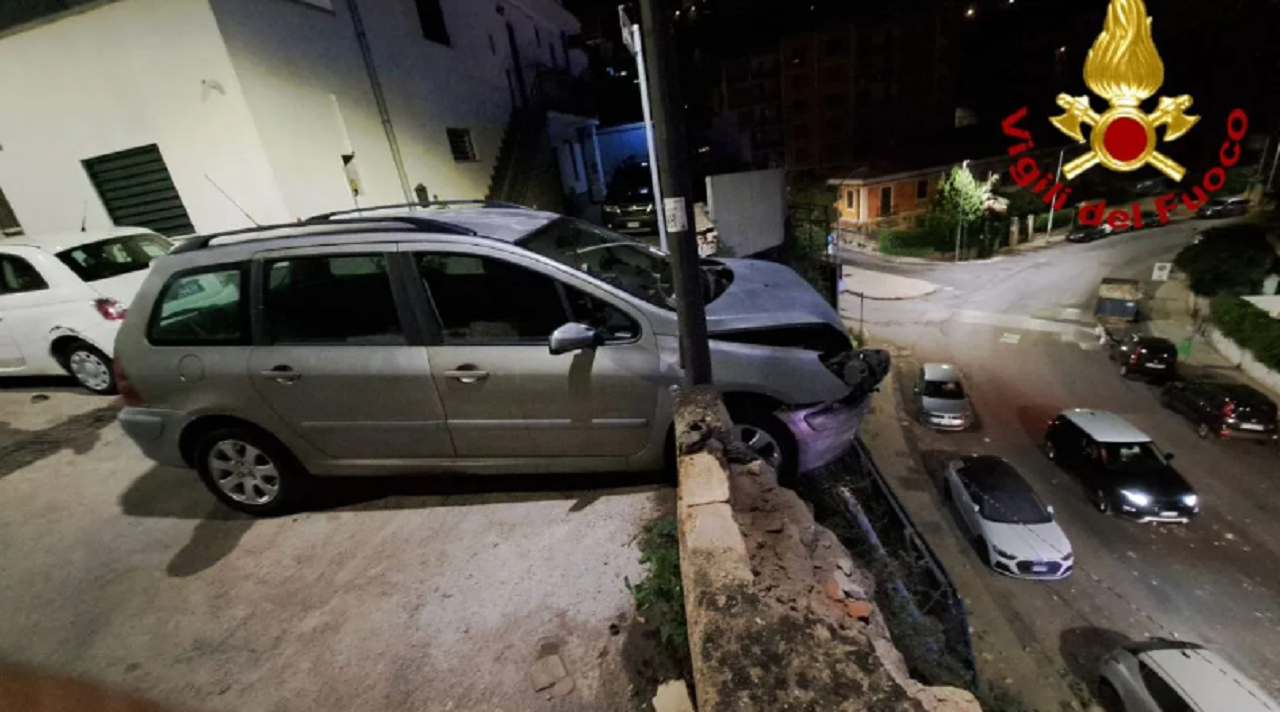 Messina, auto sfonda muro e resta in bilico