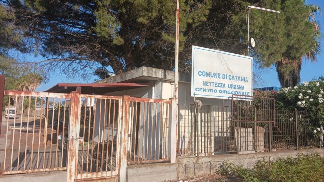 Custodi dell’autoparco comunale di Pantano d’Arci nel degrado