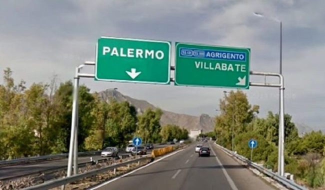 Auto in fiamme dopo lo svincolo di Villabate